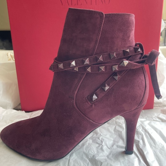 Valentino Garavani suede ankle boots with rockstud accents - Picture 5 of 13